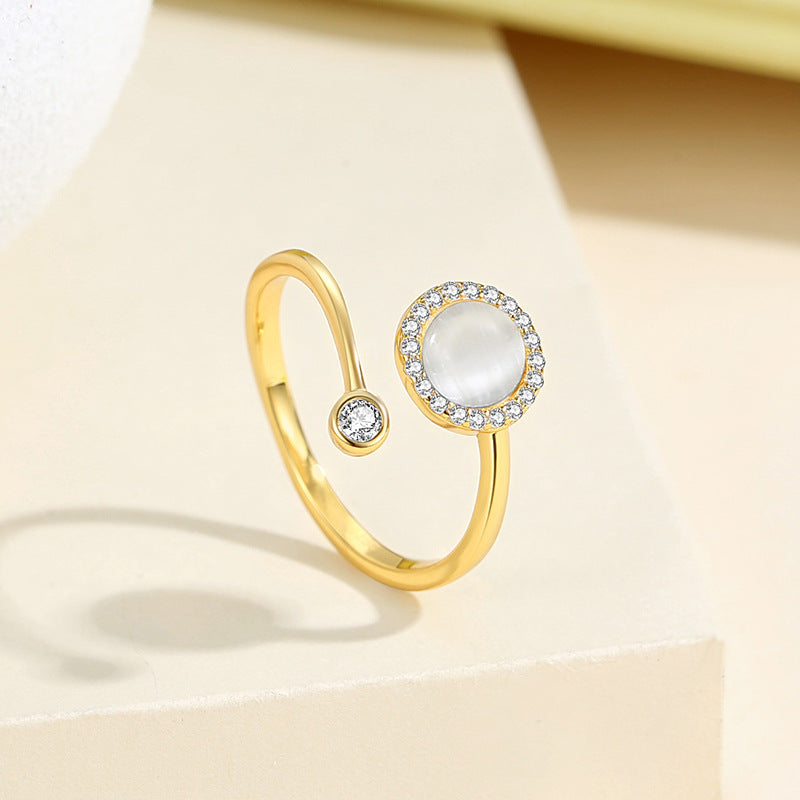 Fashionable luxury round ring with geometric design
