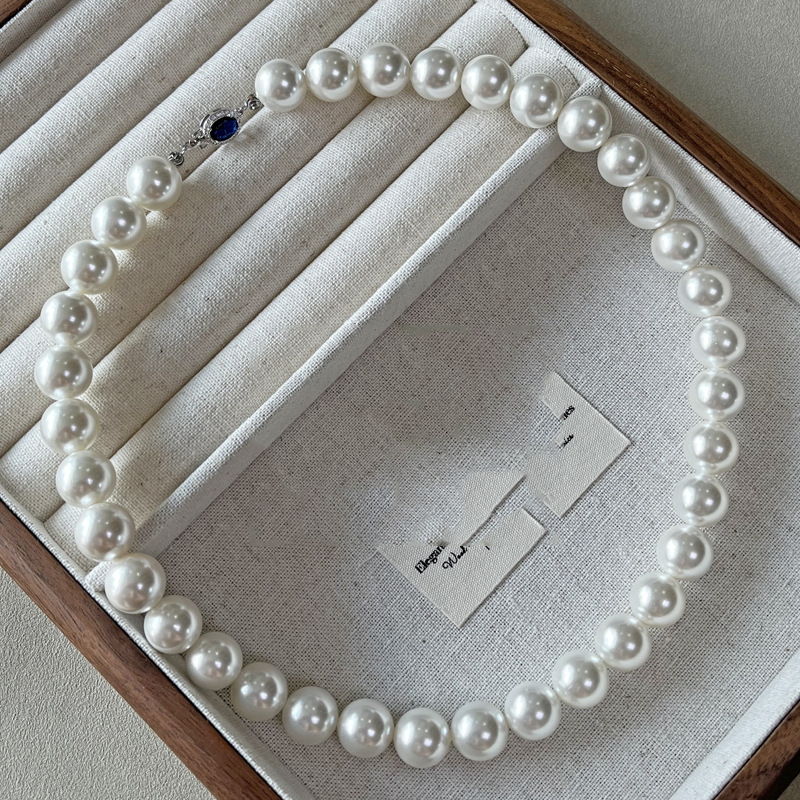 Natural Pearl Mother-of-Pearl Necklace with Silver-Blue Gemstone Clasp